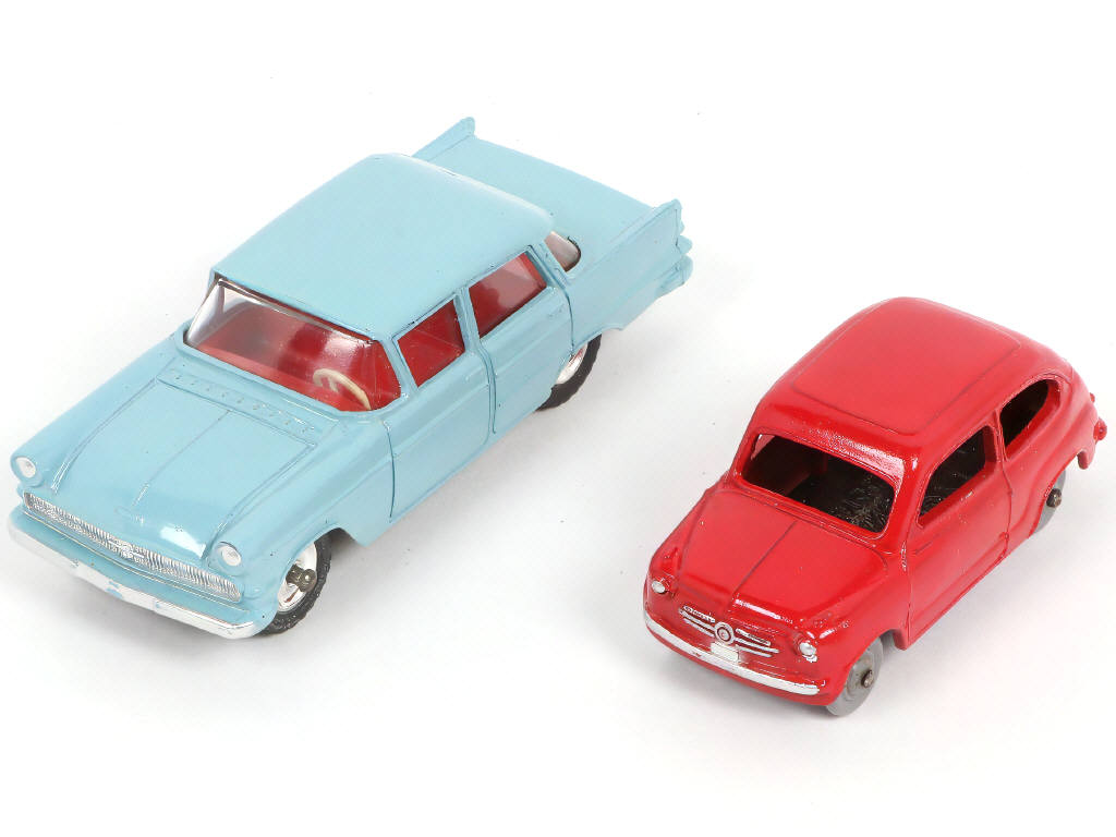 Lot 259 - DINKY TOYS (GB) (2)