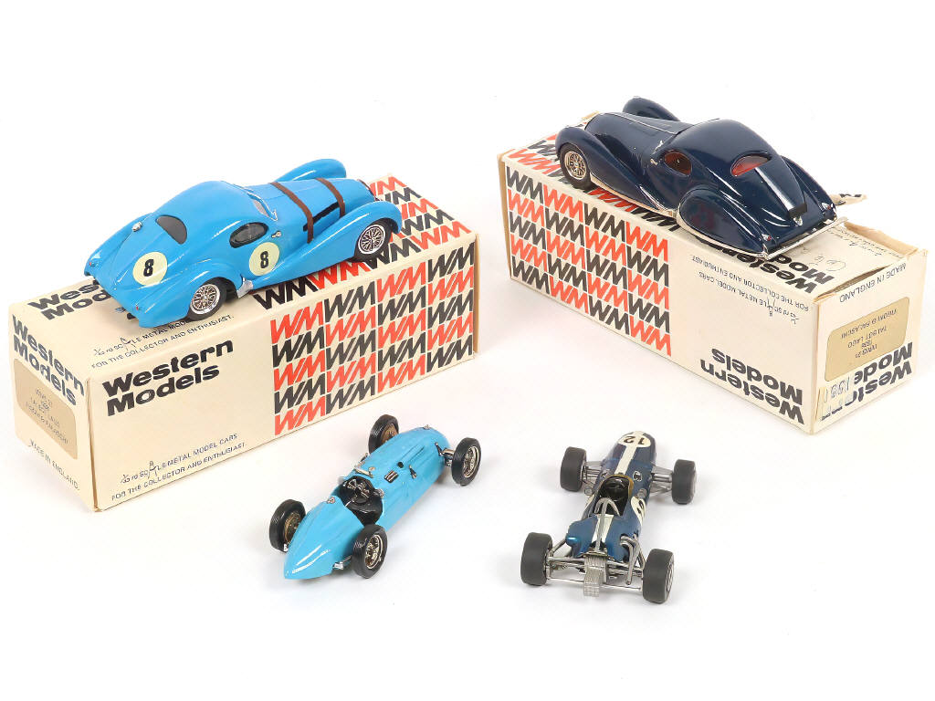 Lot 51 - DIVERS (4)