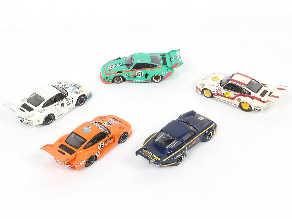 Lot 54 - DIVERS (5)