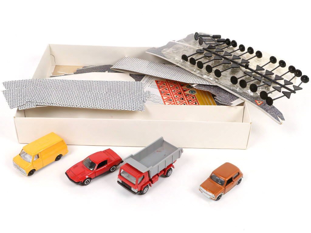 Lot 258 - DINKY TOYS (GB) (1)