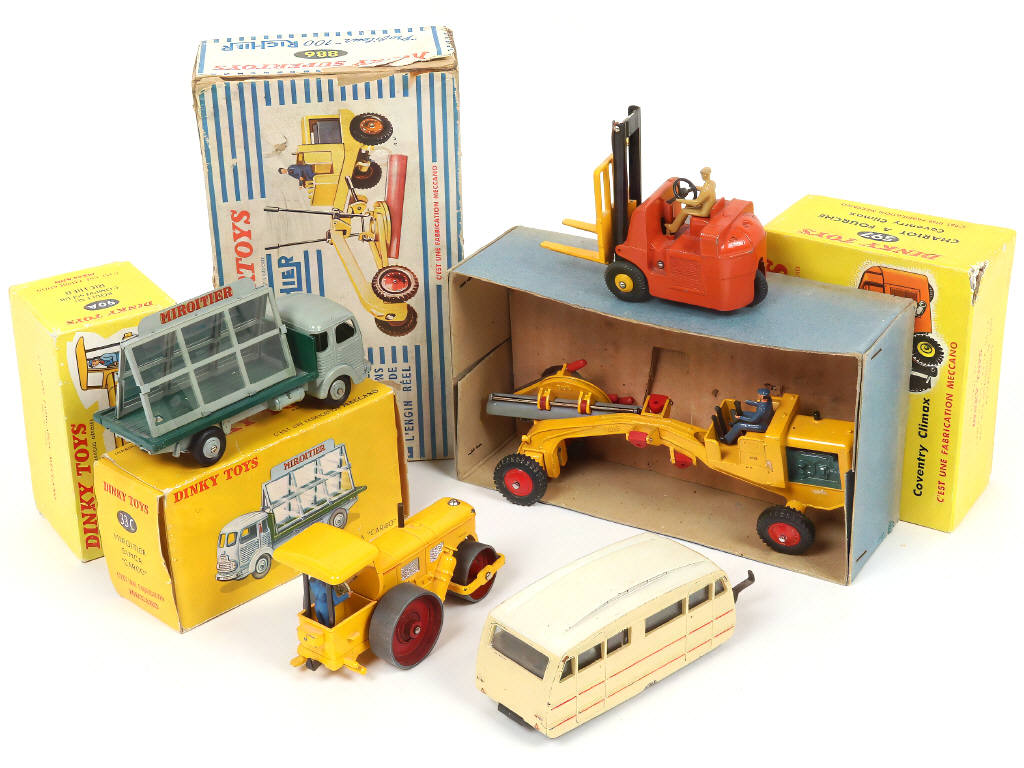 Lot 270 - DINKY TOYS (GB) (5)