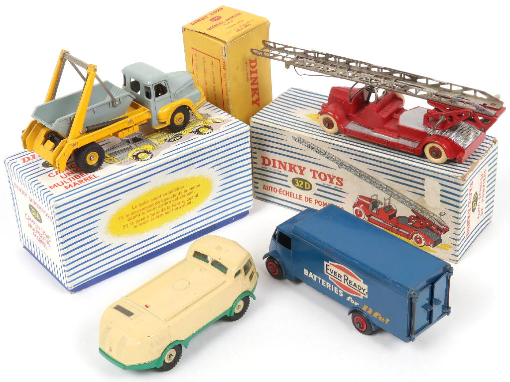 Lot 334 - DINKY TOYS (FRANCE) (4)