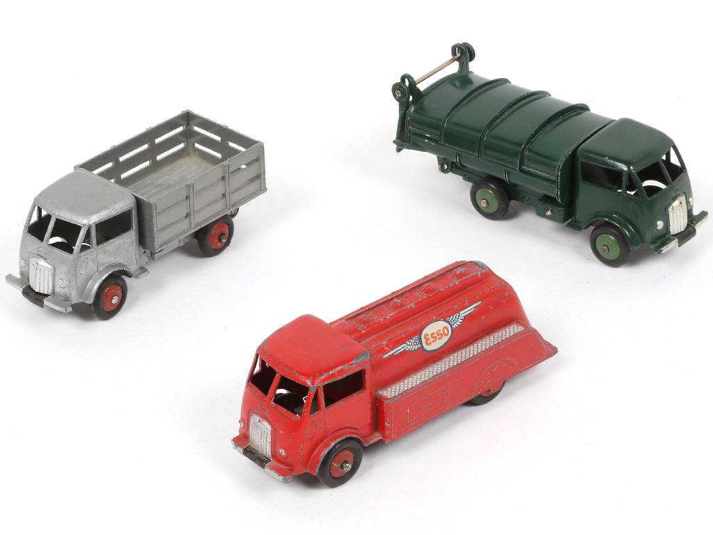 Lot 325 - DINKY TOYS (FRANCE) (3)