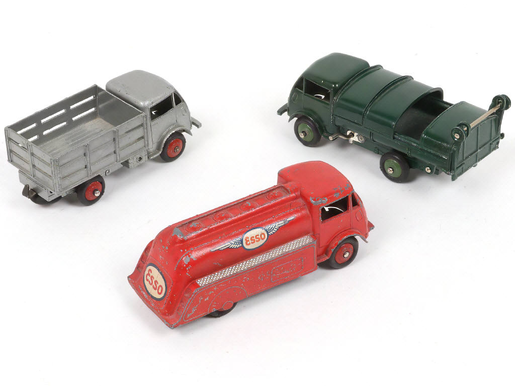 Lot 325 - DINKY TOYS (FRANCE) (3)