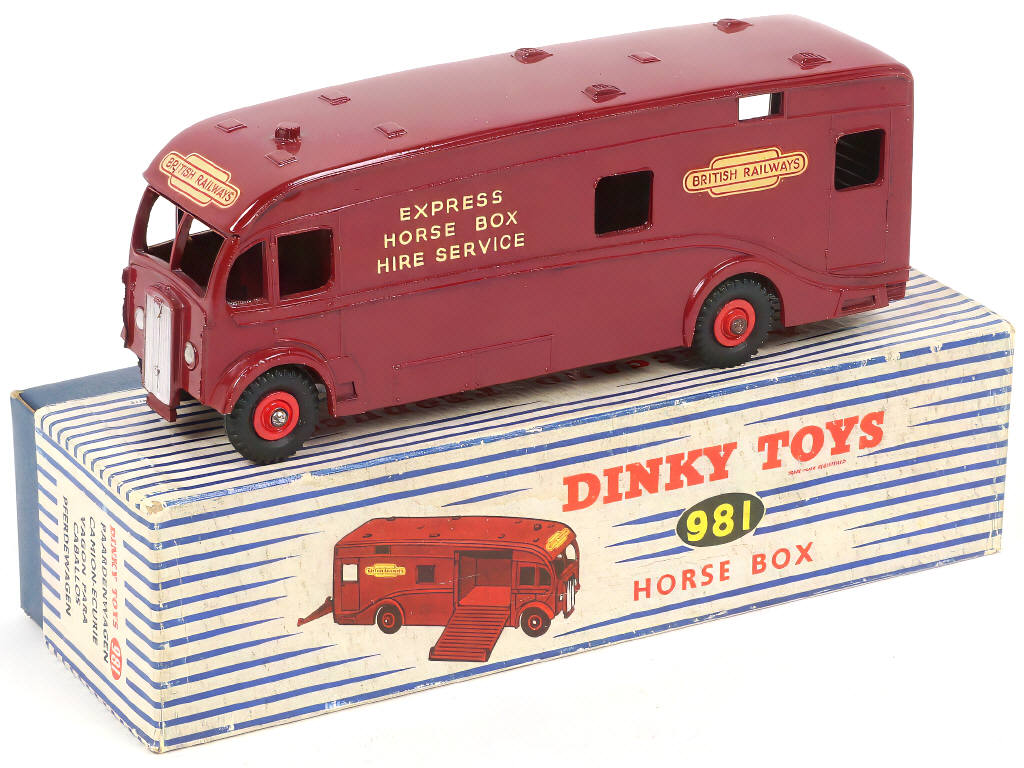 Lot 254 - DINKY TOYS (GB) (1)