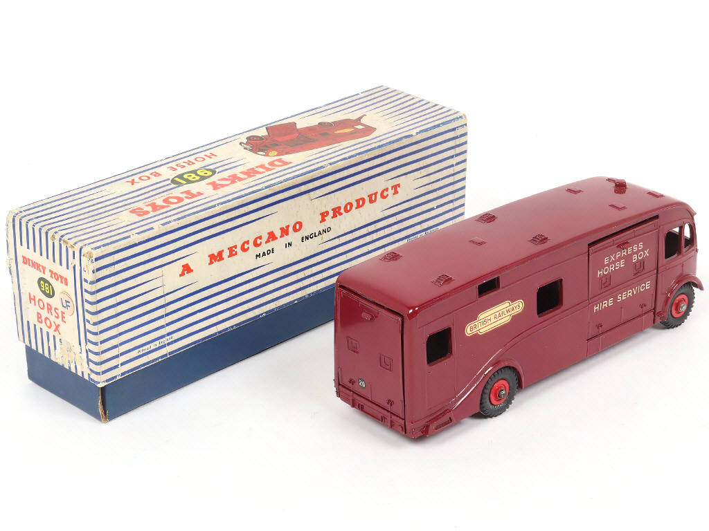 Lot 254 - DINKY TOYS (GB) (1)