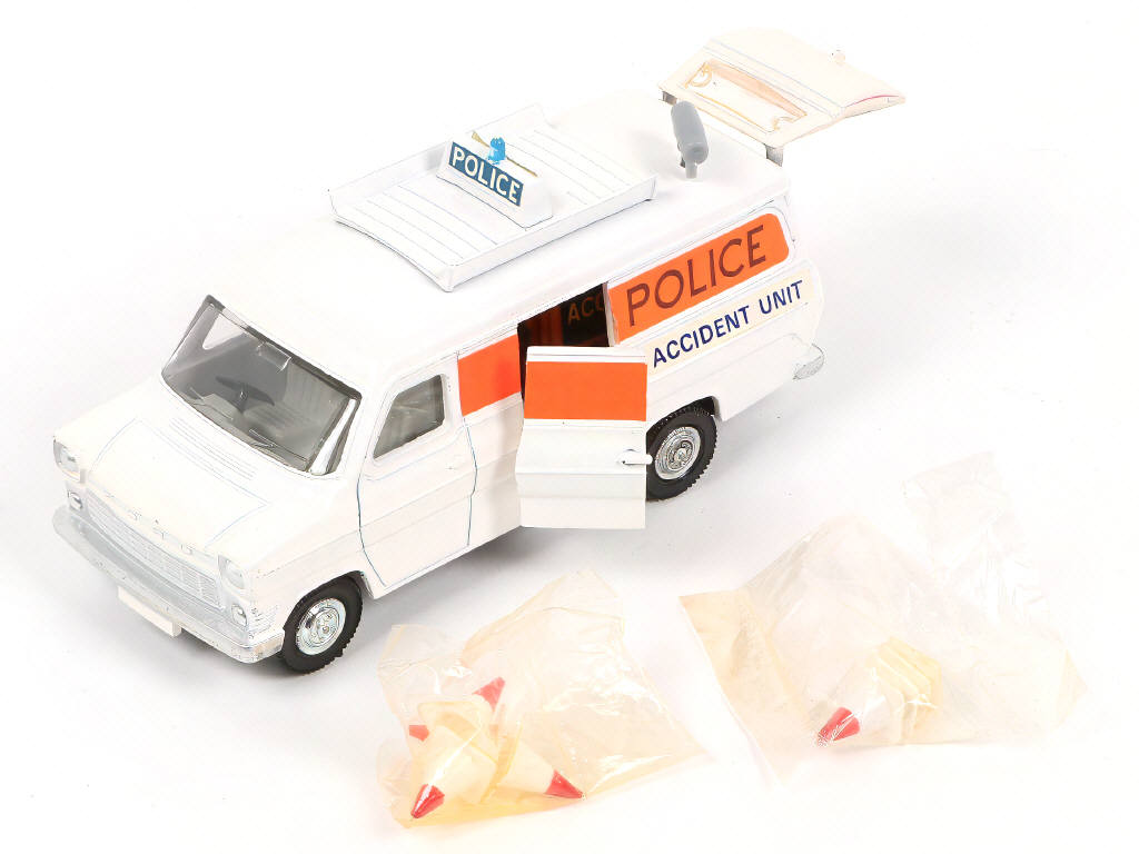 Lot 287 - DINKY TOYS (GB) (2)