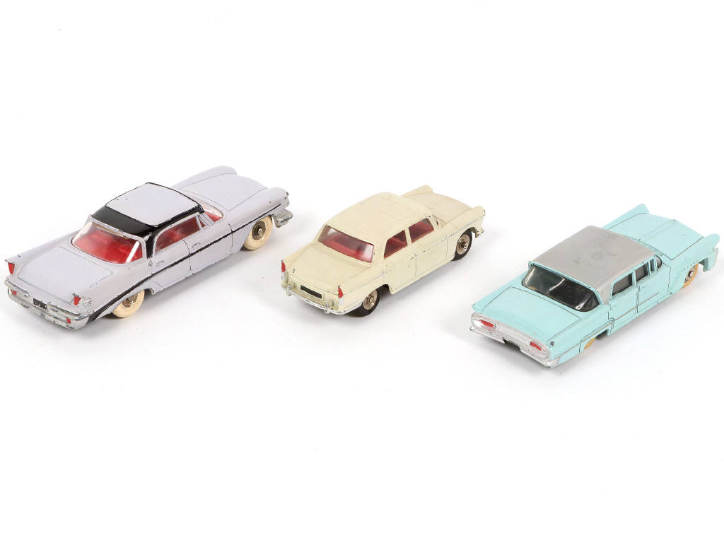 Lot 326 - DINKY TOYS (FRANCE) (3)