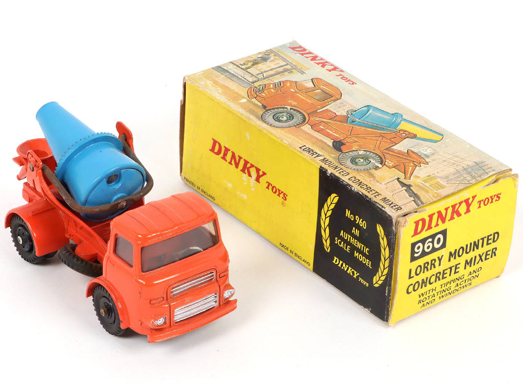 Lot 285 - DINKY TOYS (GB) (2)