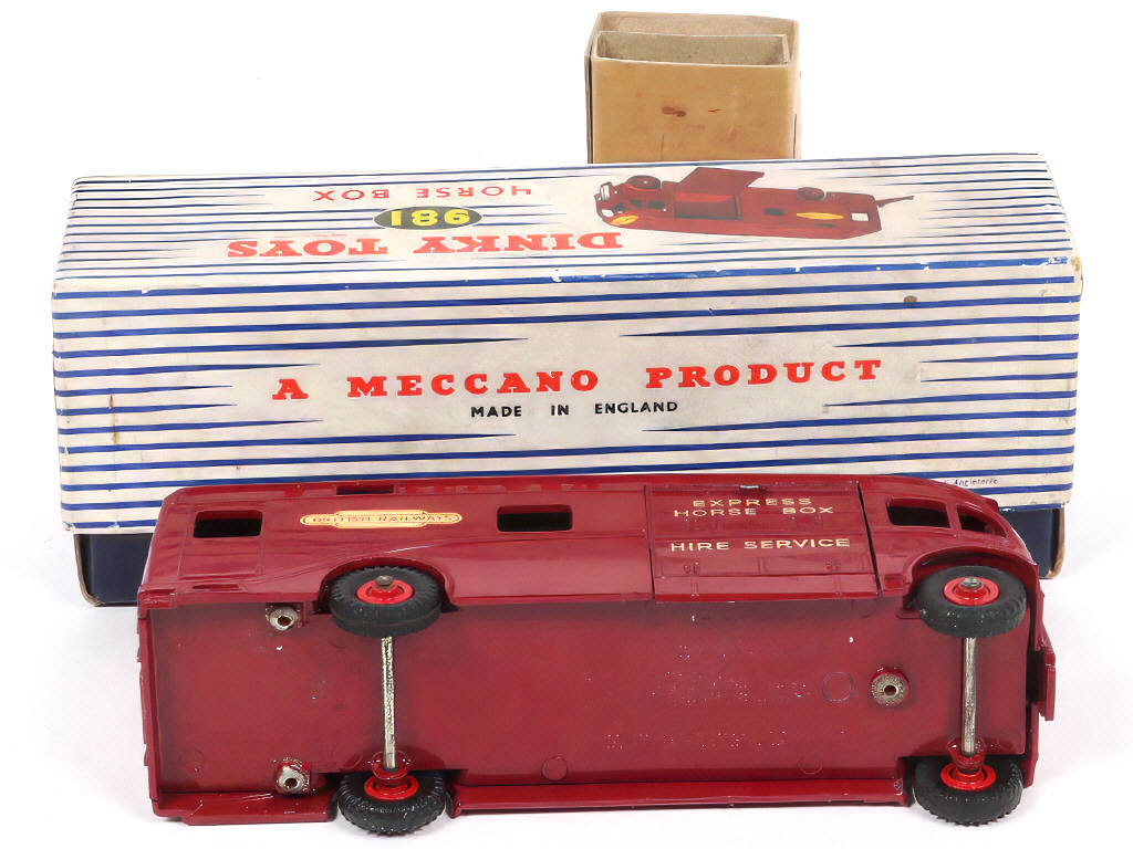 Lot 279 - DINKY TOYS (GB) (1)