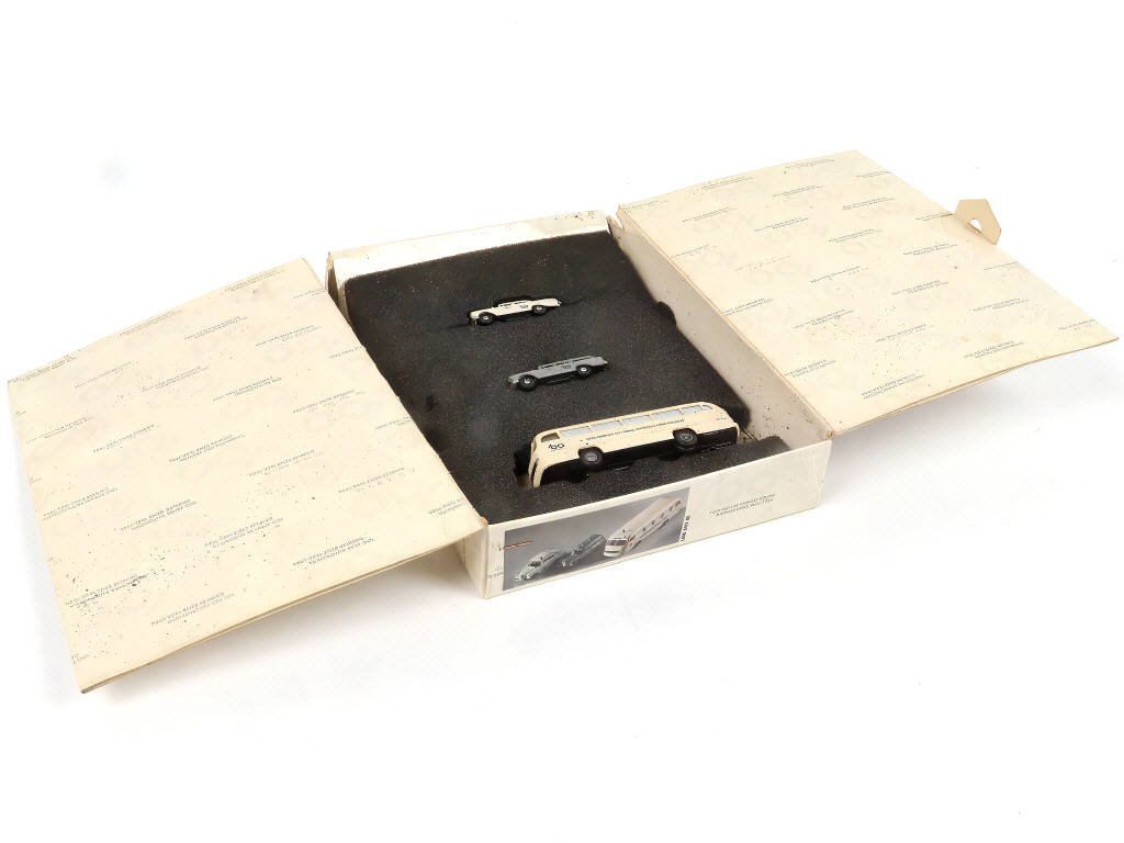 Lot 34 - DIVERS (3)