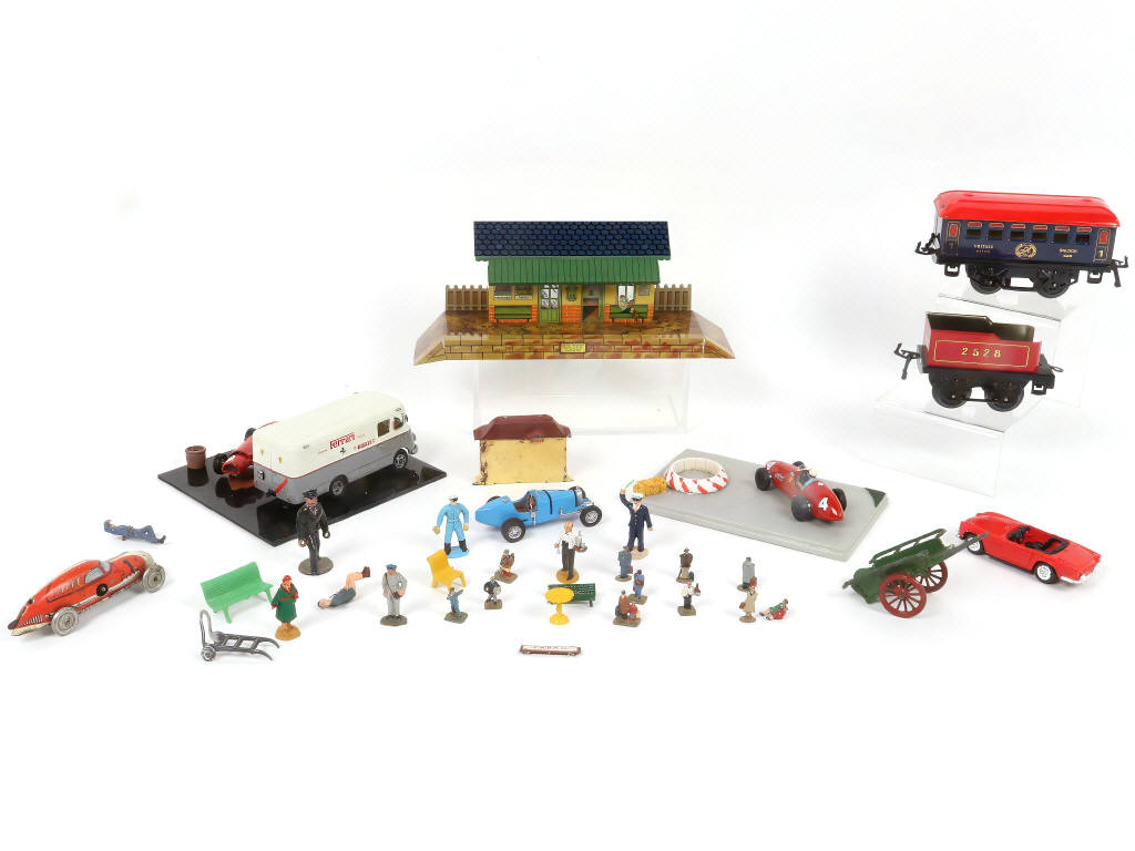 Lot 73 - DIVERS (35)