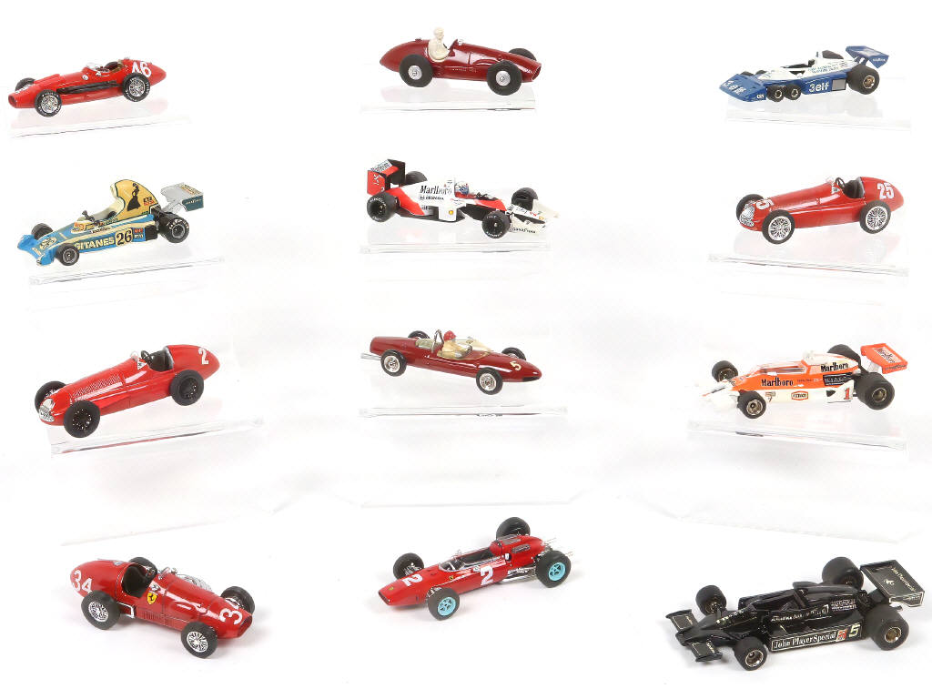 Lot 60 - DIVERS (12)