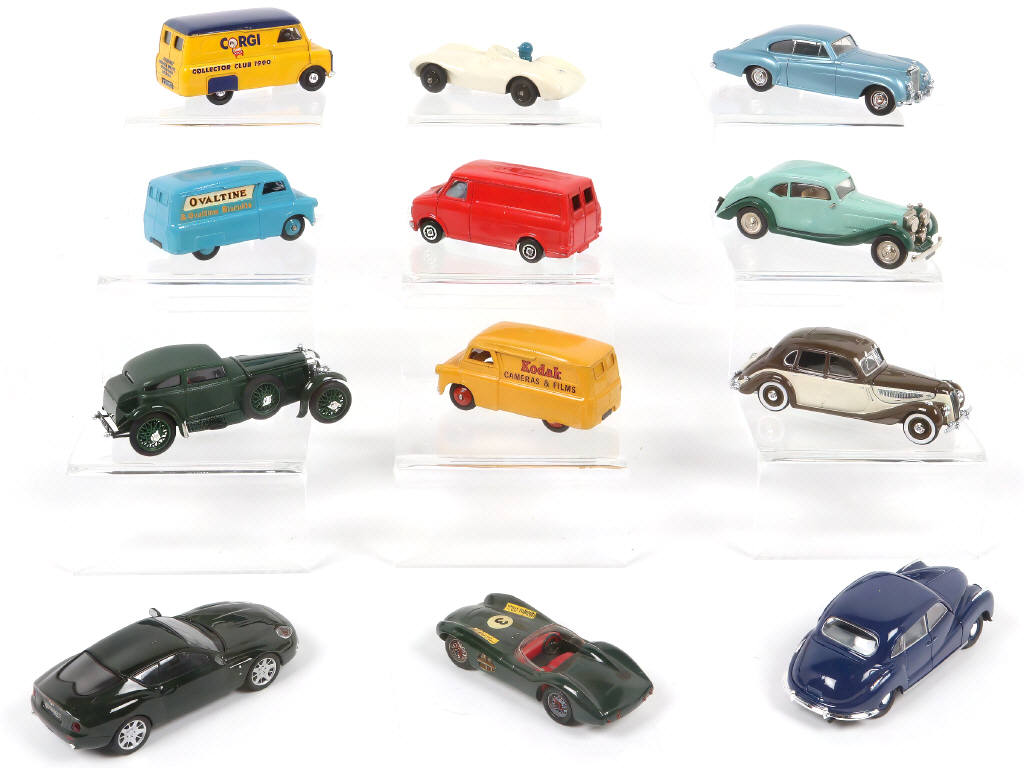 Lot 63 - DIVERS (12)