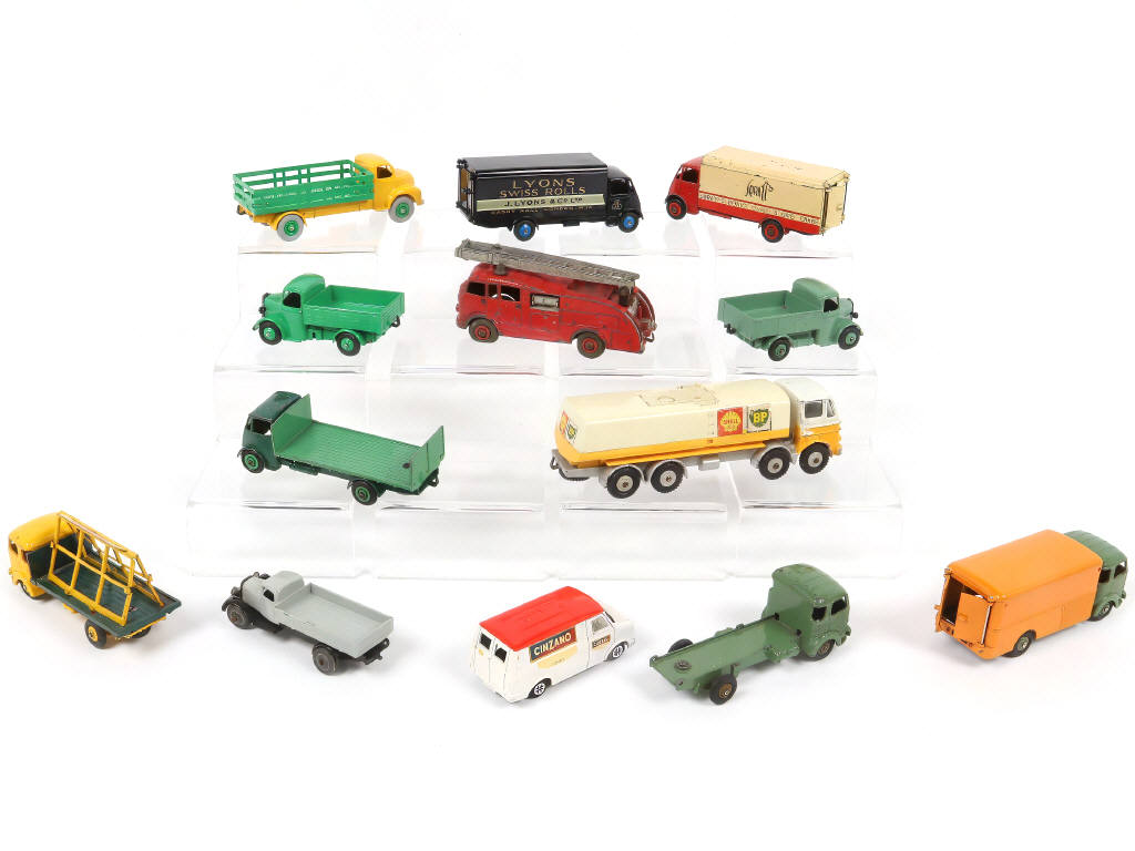 Lot 246 - DINKY TOYS (13)