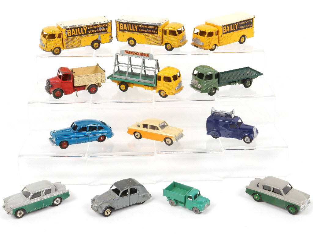 Lot 247 - DINKY TOYS (13)