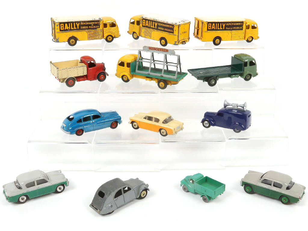 Lot 247 - DINKY TOYS (13)