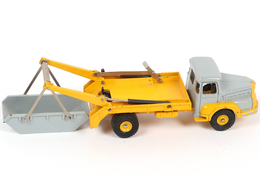 Lot 251 - DINKY TOYS (FRANCE) (1)