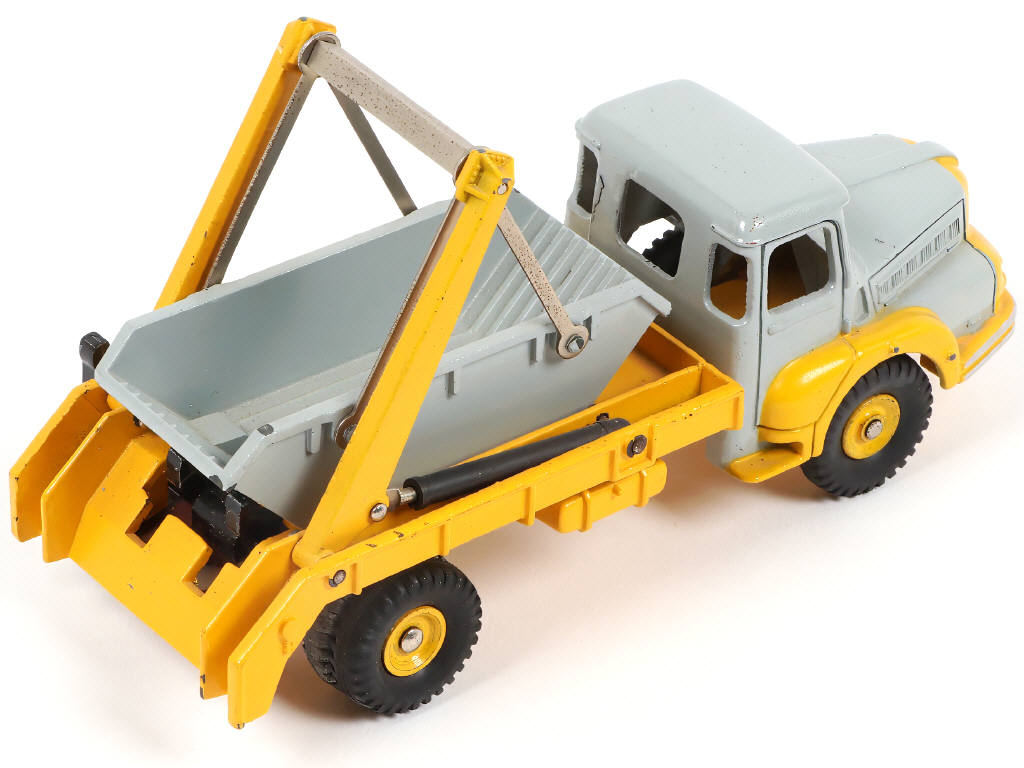 Lot 251 - DINKY TOYS (FRANCE) (1)