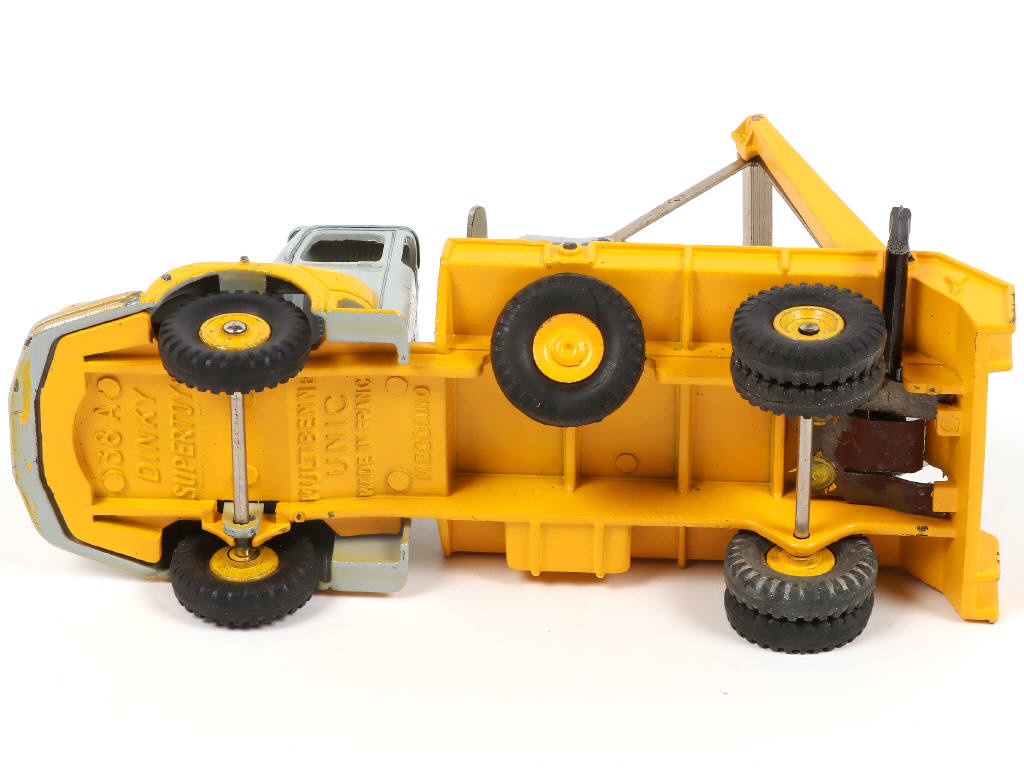 Lot 251 - DINKY TOYS (FRANCE) (1)