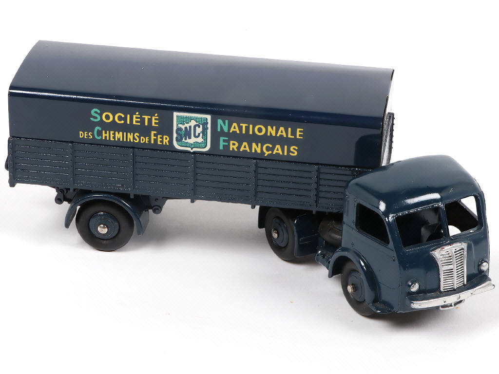 Lot 229 - DINKY TOYS (FRANCE) (1)