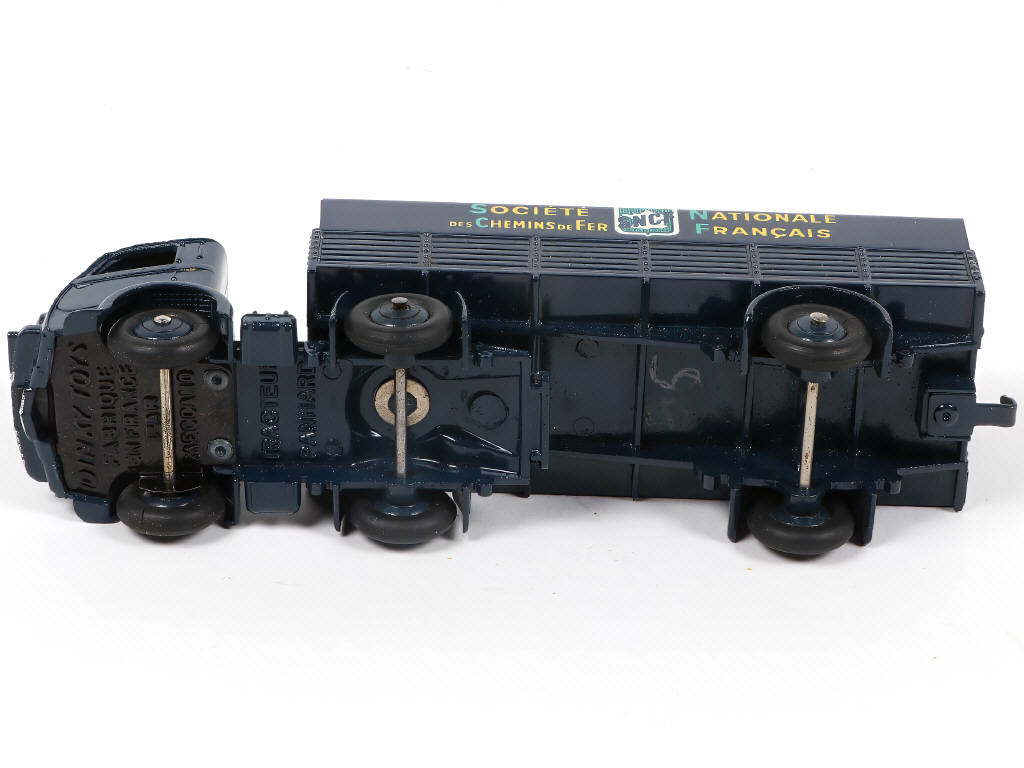 Lot 229 - DINKY TOYS (FRANCE) (1)