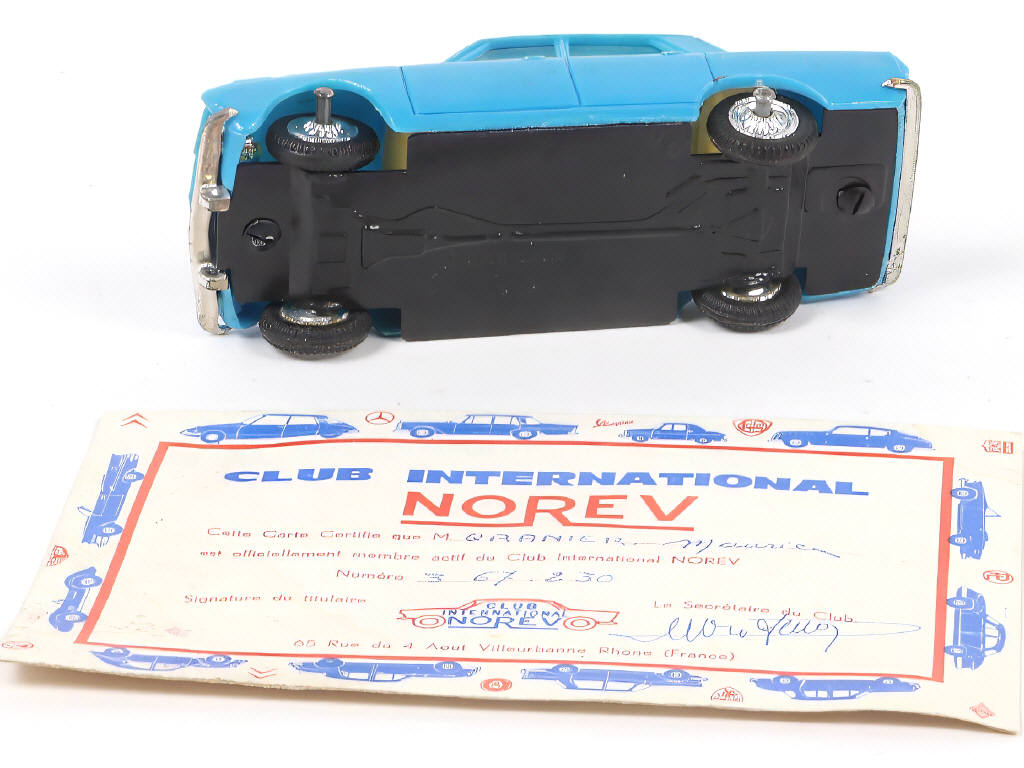 Lot 95 - DIVERS (HONG KONG) (2)