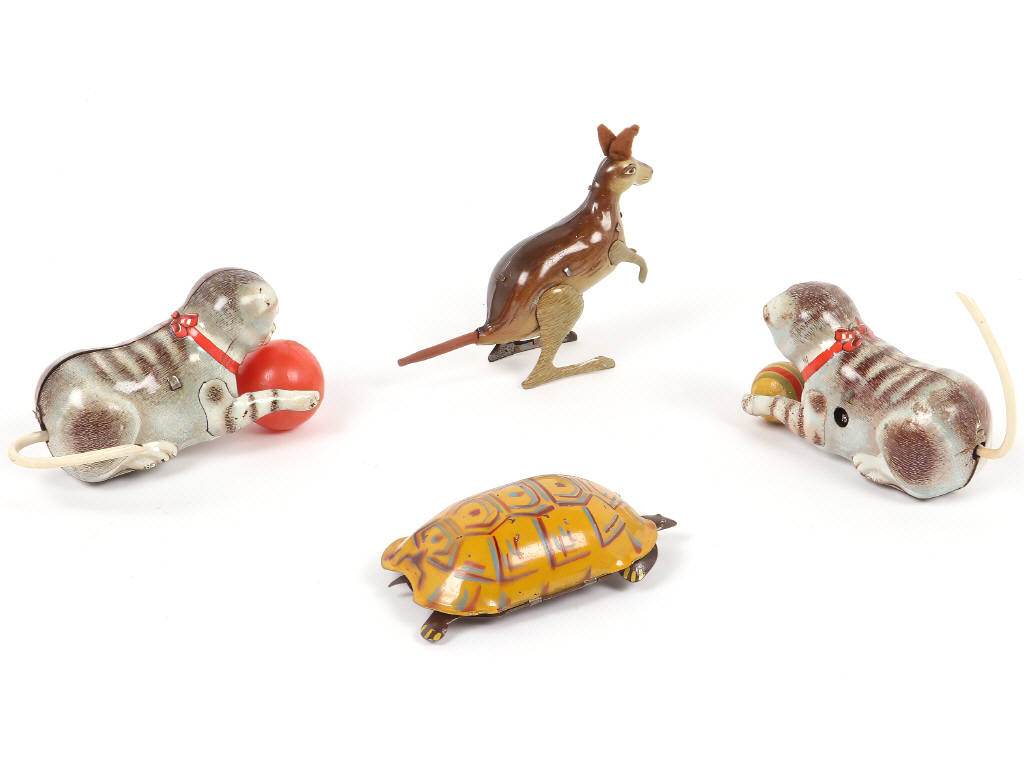 Lot 17 - DIVERS (4)