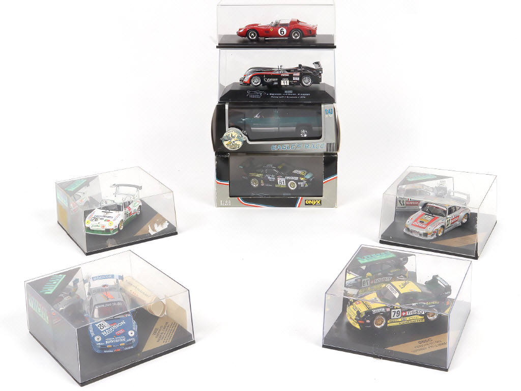 Lot 79 - DIVERS (8)