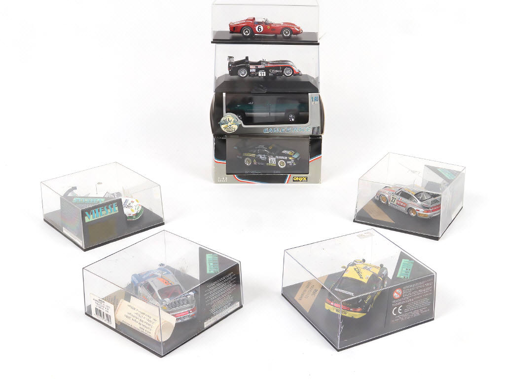 Lot 79 - DIVERS (8)