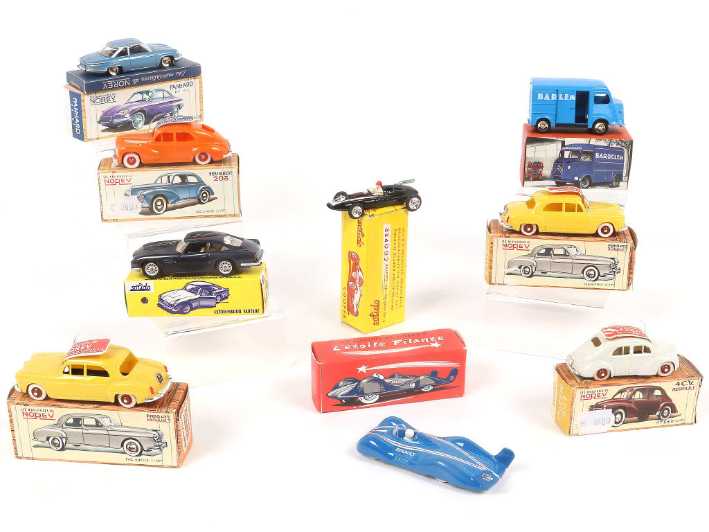 Lot 89 - DIVERS (9)