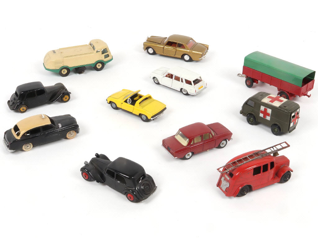 Lot 282 - DINKY TOYS (11)