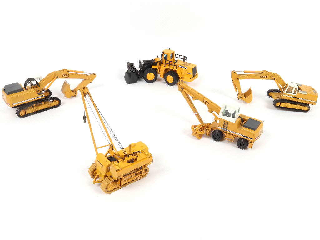 Lot 65 - DIVERS (5)