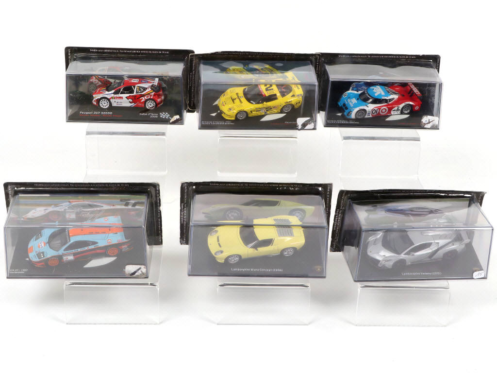 Lot 117 - DIVERS (12)