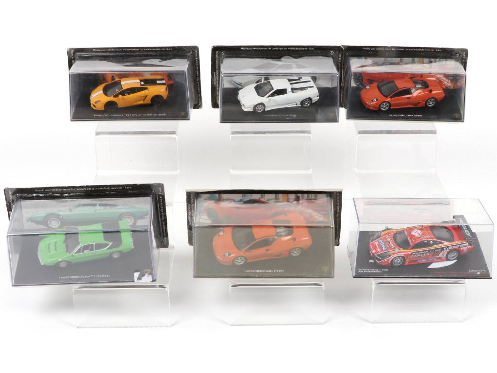 Lot 117 - DIVERS (12)