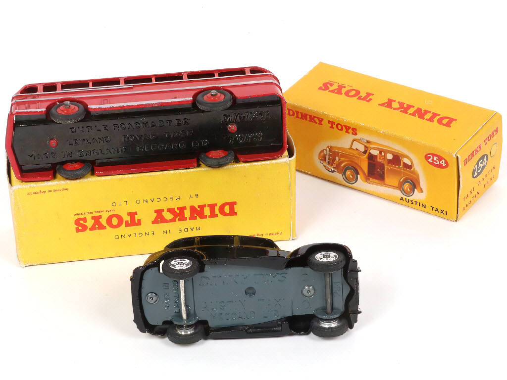 Lot 325 - DINKY TOYS (GB) (2)