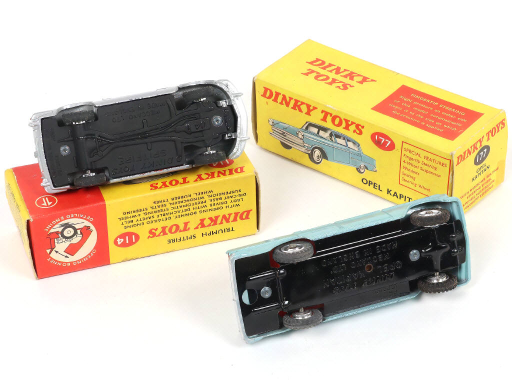 Lot 322 - DINKY TOYS (GB) (2)