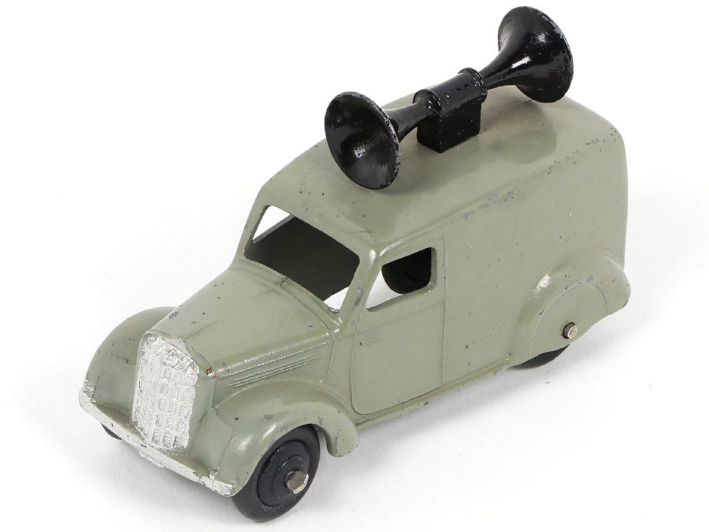 Lot 346 - DINKY TOYS (FRANCE) (1)