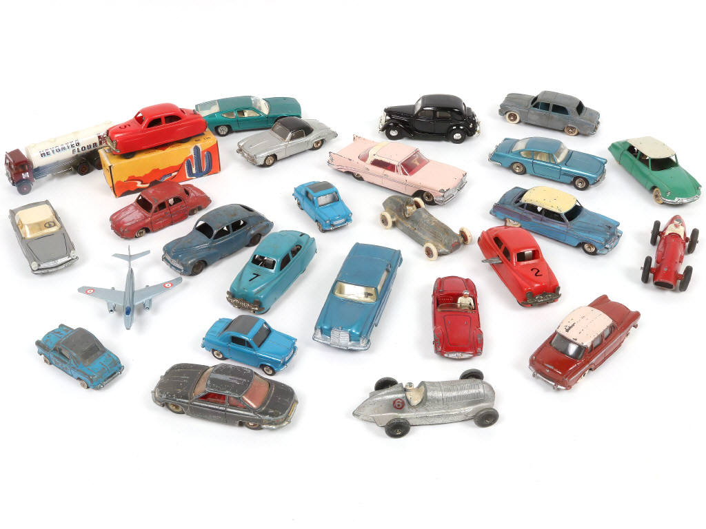 Lot 352 - DINKY TOYS (FRANCE) (26)