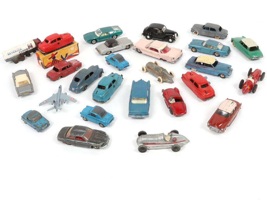 Lot 352 - DINKY TOYS (FRANCE) (26)