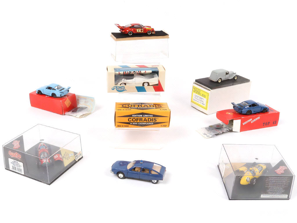 Lot 64 - DIVERS (8)