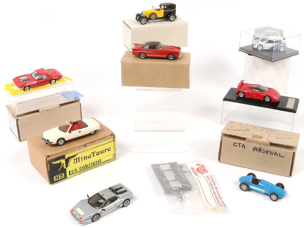 Lot 63 - DIVERS (8)