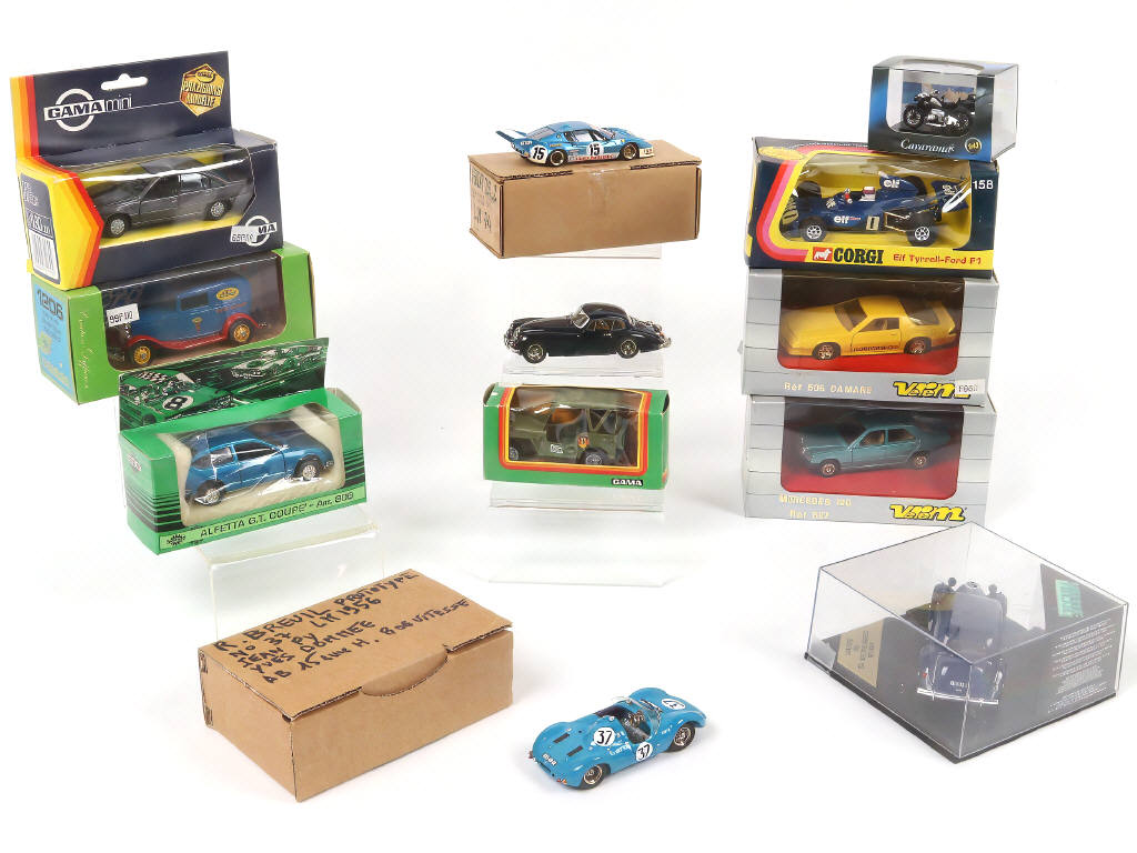 Lot 71 - DIVERS (12)