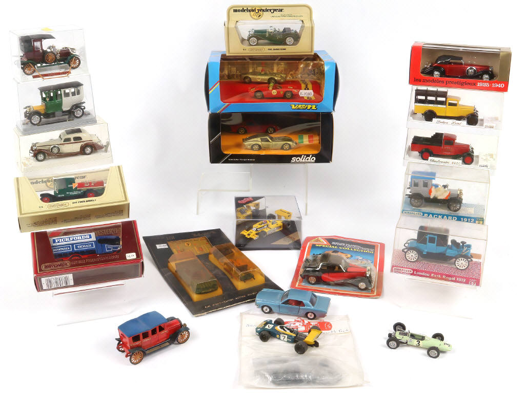 Lot 128 - DIVERS (21)
