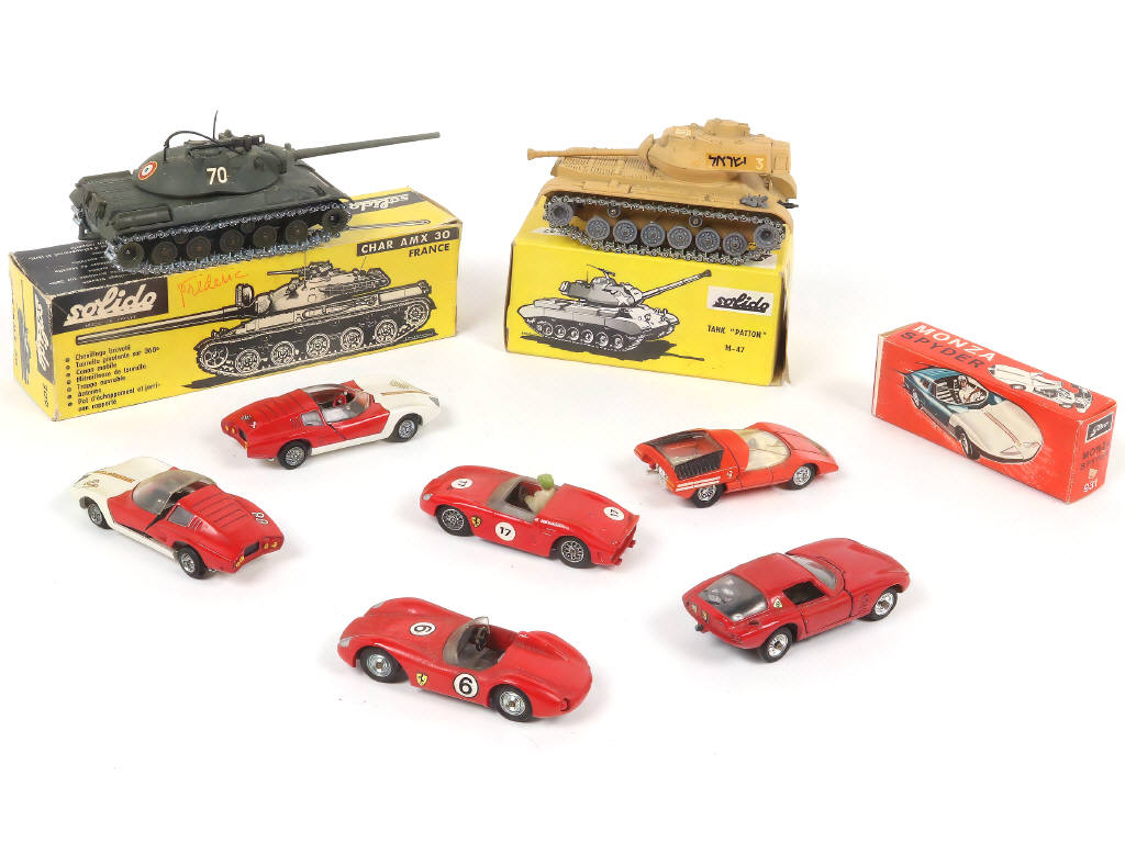 Lot 65 - DIVERS (8)