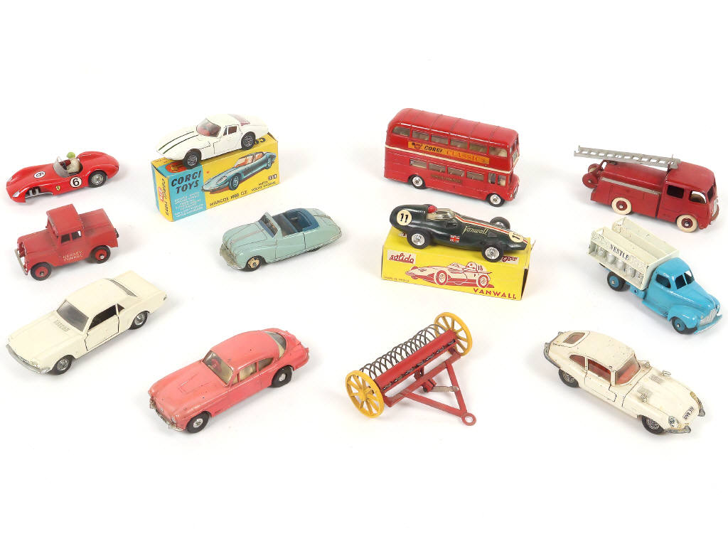 Lot 70 - DIVERS (12)
