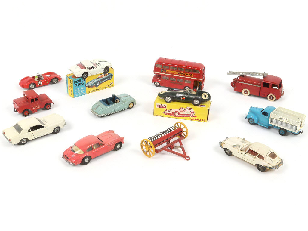 Lot 70 - DIVERS (12)