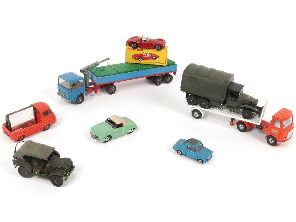 Lot 66 - DIVERS (8)