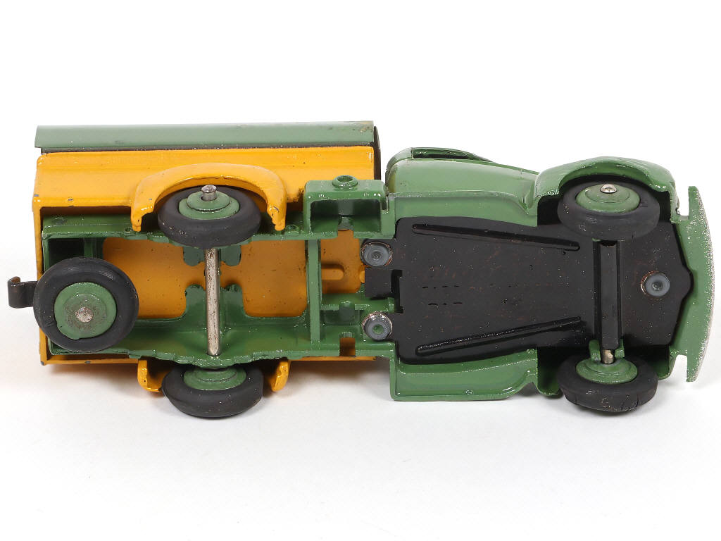 Lot 352 - DINKY TOYS (FRANCE) (1)