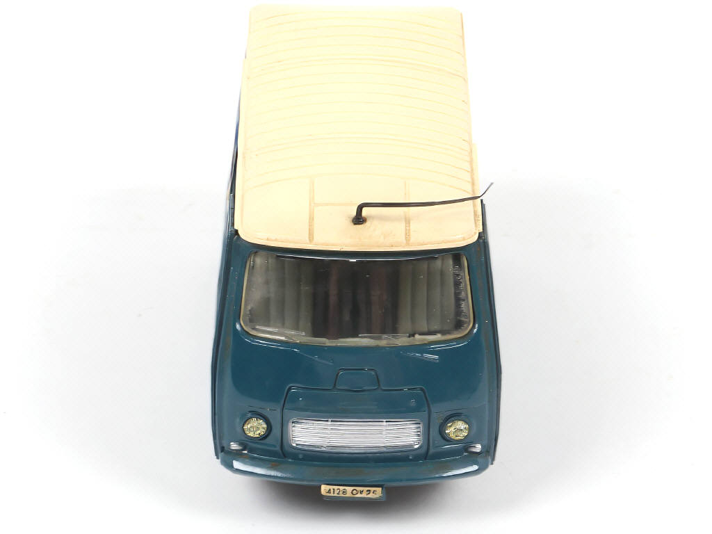Lot 277 - DINKY TOYS (FRANCE) (1)